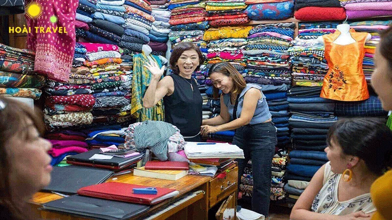 May đo áo dài, sống ảo cùng tường vàng thì đẹp biết bao