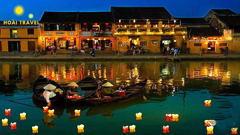Thả hoa đăng và nhìn ngắm cảnh sắc phố hội về đêm