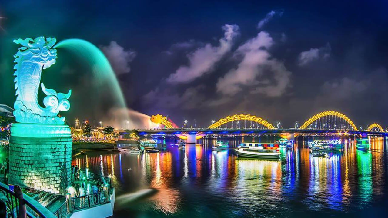 Những cây cầu đẹp ở Đà Nẵng - Cầu Rồng phun lửa