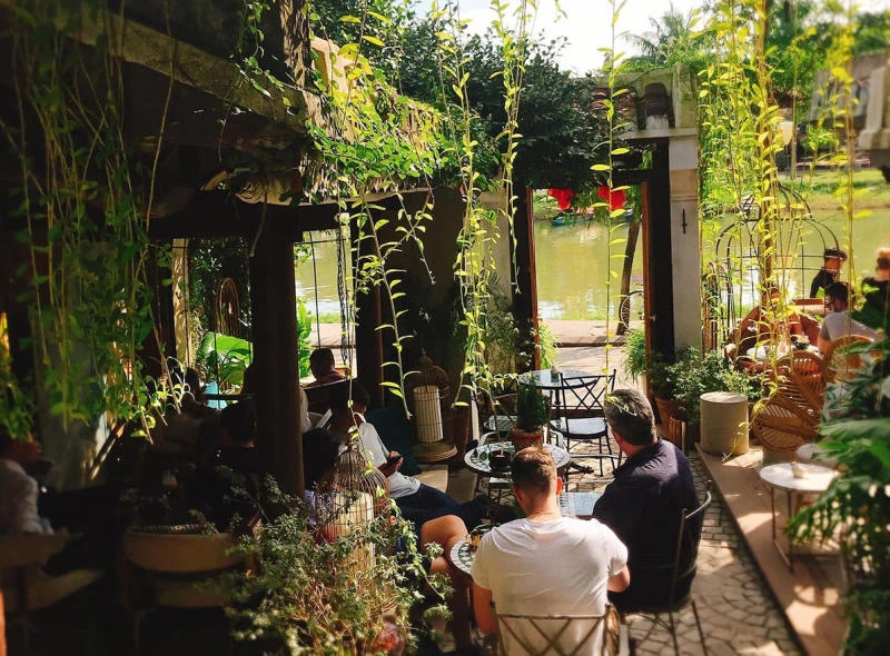 The Bird House Café