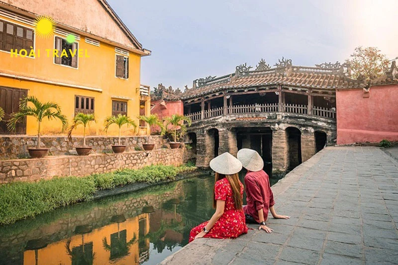 Mặc trang phục lịch sự và có màu sắc rực rỡ khi check in ở chùa Cầu