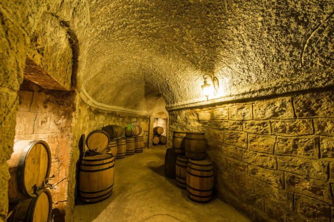 Vách hầm rượu được xây dựng bằng đá núi và vữa từ hỗn hợp đường với nhựa cây bời lờ
