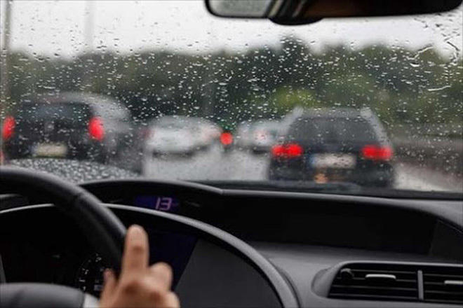 Lợi ích của việc đi xe ô tô là tiện nghi vào những ngày nắng mưa