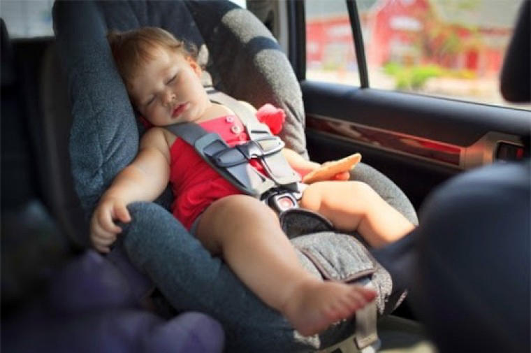 Trẻ sơ sinh đi xe ô tô đường dài được không?