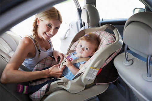 Cách chăm sóc trẻ sơ sinh đi xe ô tô đường dài hữu ích