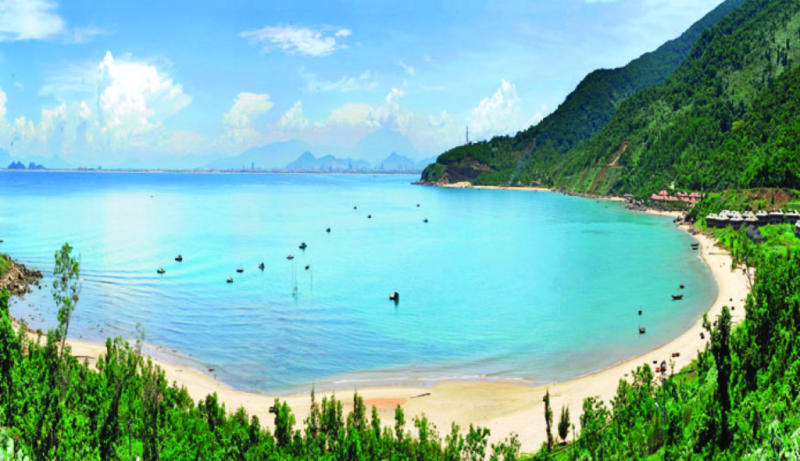 Bãi biển Tiên Sa Đà Nẵng với hình dáng cong cong cánh cung nằm cạnh dưới chân núi Sơn Trà