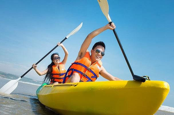 Chèo thuyền Kayak hấp dẫn các bạn trẻ