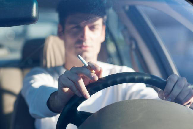Hút thuốc ảnh hưởng xấu đến bề mặt xe