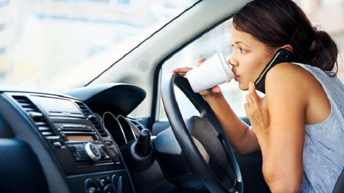 Dùng điện thoại gây xao nhãng khi lái xe