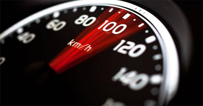 Chạy quá tốc độ quy định là một trong những điều kiêng kỵ khi đi xe ô tô