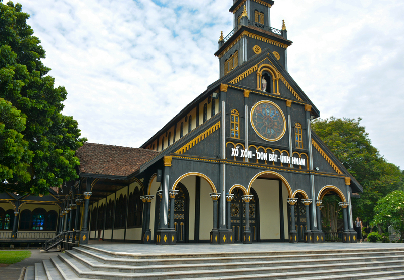 Chiêm ngưỡng kiến trúc đồ sộ tại Nhà thờ gỗ Kon Tum