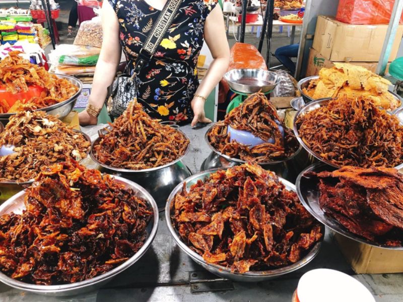 Quầy bán thực phẩm khô đặc sản Đà Nẵng