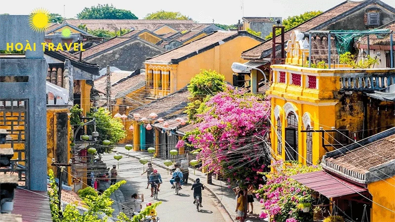 Du khách nên book xe, vé máy bay, phòng trước khi đi
