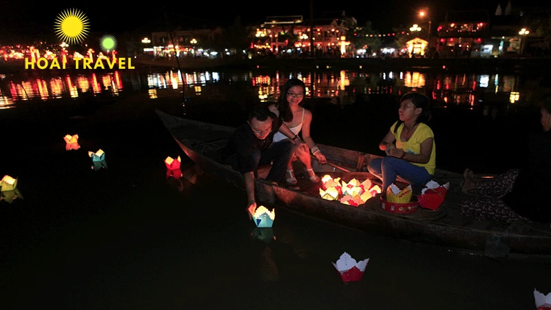 Thả đèn hoa đăng lãng mãn trên sông Hoài