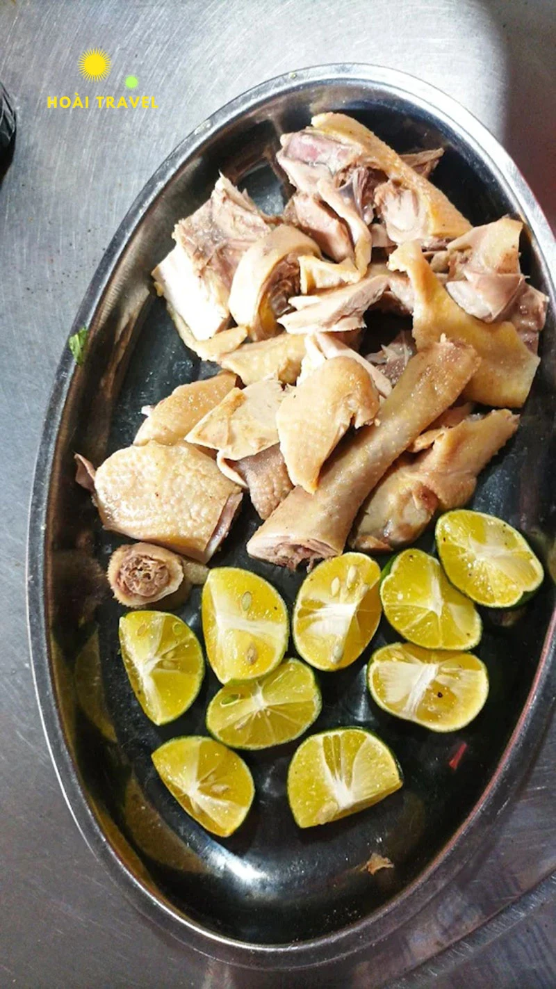 Gà tại quán da dai, giòn, thịt mềm, ngọt