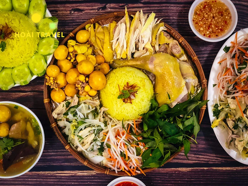 Hương vị cơm gà phố cổ Hội luôn khiến du khách luyến lưu
