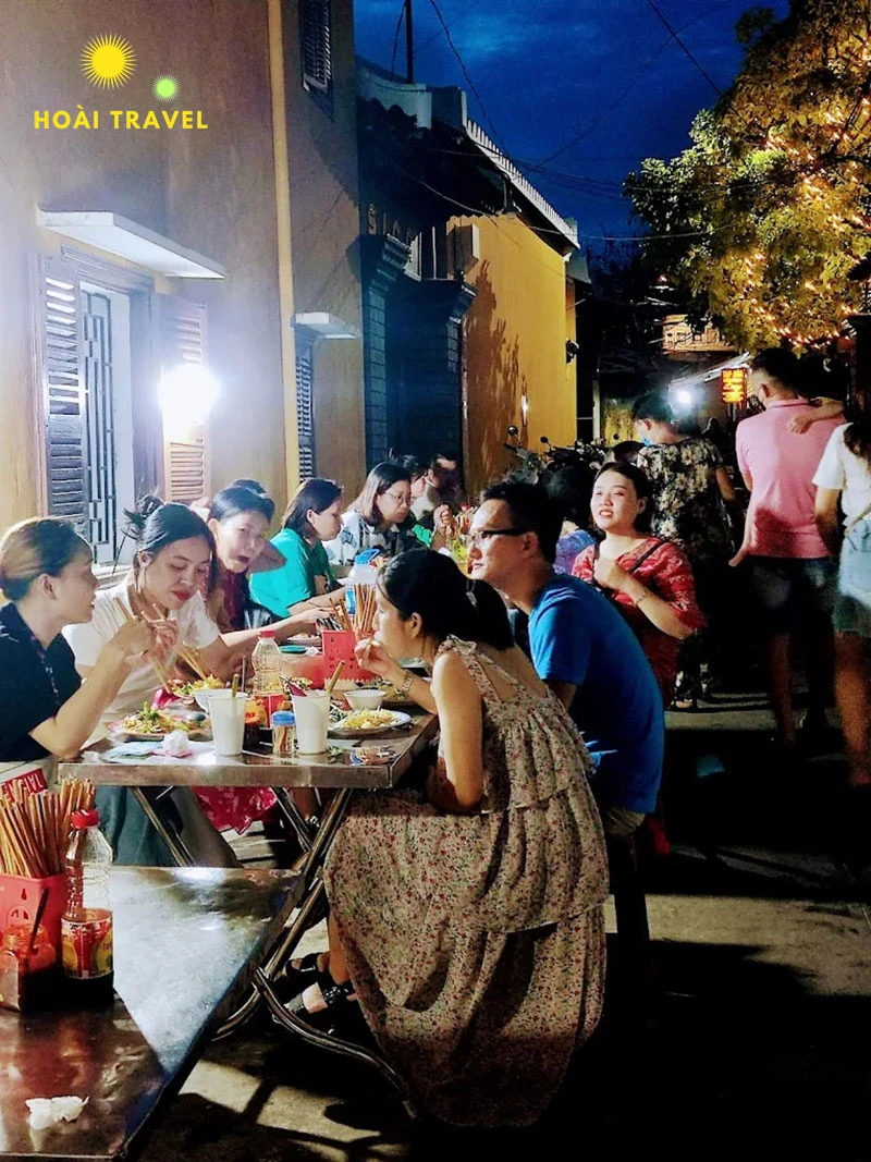 Khách đến quán vô cùng đông