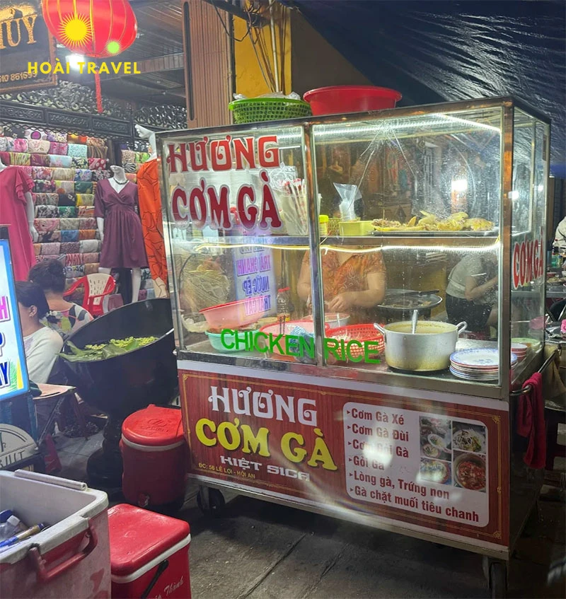 Quầy bán của quán cơm gà Hương