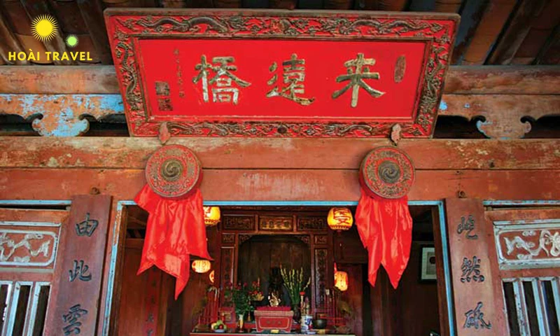 Bên trong chùa
