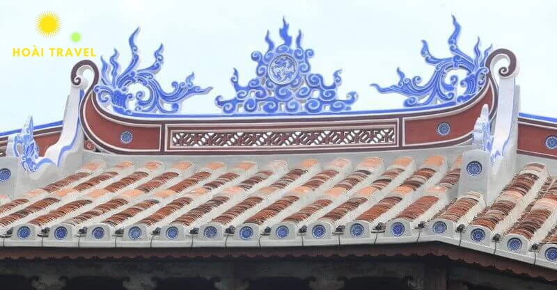 Mái ngói âm dương ở chùa Cầu