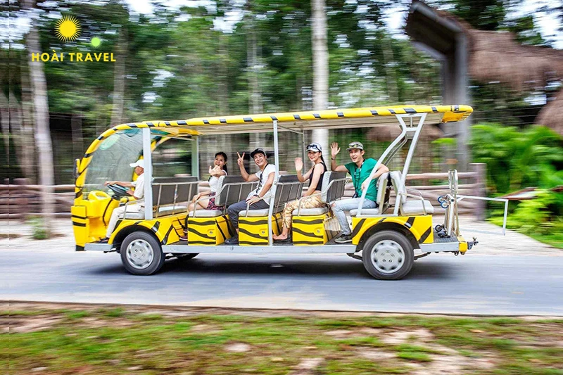 Một số xe điện được thiết kế mở cho phép du khách ngắm nhìn cảnh đẹp suốt đường đi