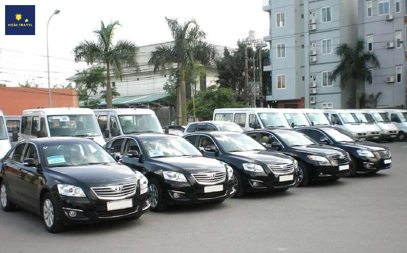 Du khách nhận chìa khóa xe ô tô thuê ngay trước một resort ven biển Ngũ Hành Sơn.