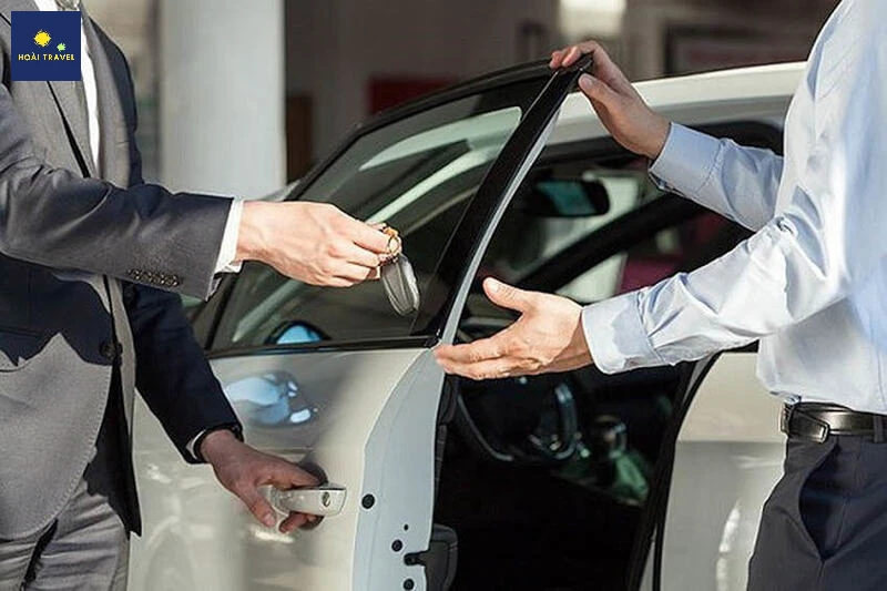 Dịch vụ cho thuê xe ô tô 7 chỗ màu trắng tại quận Ngũ Hành Sơn, Đà Nẵng.